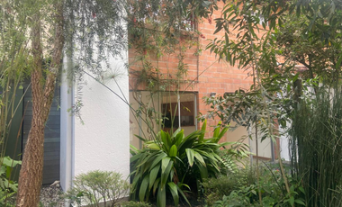 Casa con terraza  y patio  En Unidad Abierta El Retiro