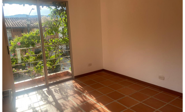 Casa con terraza  y patio  En Unidad Abierta El Retiro
