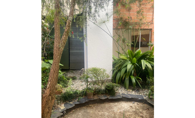 Casa con terraza  y patio  En Unidad Abierta El Retiro