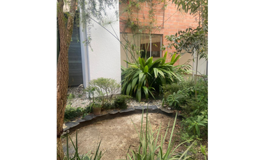 Casa con terraza  y patio  En Unidad Abierta El Retiro