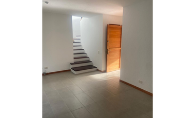 Casa con terraza  y patio  En Unidad Abierta El Retiro