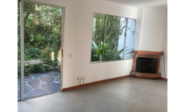 Casa con terraza  y patio  En Unidad Abierta El Retiro