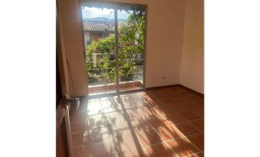 Casa con terraza  y patio  En Unidad Abierta El Retiro