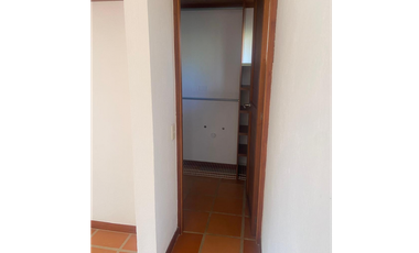 Casa con terraza  y patio  En Unidad Abierta El Retiro