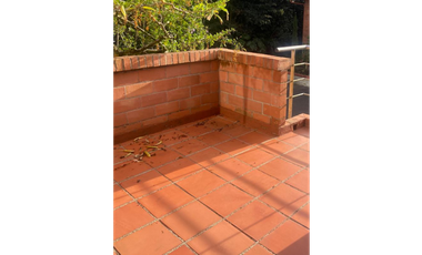 Casa con terraza  y patio  En Unidad Abierta El Retiro