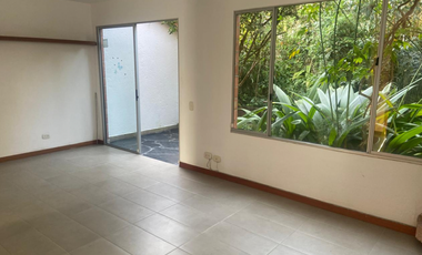 Casa con terraza  y patio  En Unidad Abierta El Retiro