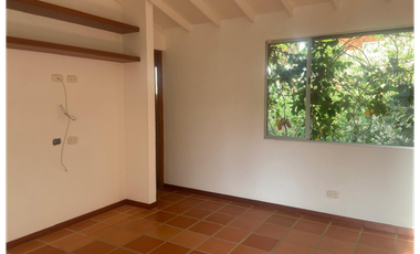 Casa con terraza  y patio  En Unidad Abierta El Retiro
