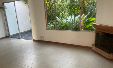 Casa con terraza  y patio  En Unidad Abierta El Retiro