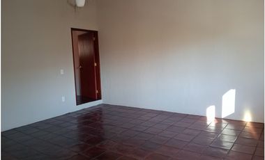 CASA EN RENTA CIRCUITO AVANDARO