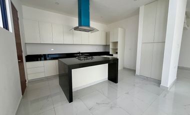 CASA EN VENTA DE 3 HABITACIONES Y ALBERCA EN PRIVADA CON AMENIDADES, ZENDERA