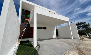 CASA EN VENTA DE 3 HABITACIONES Y ALBERCA EN PRIVADA CON AMENIDADES, ZENDERA