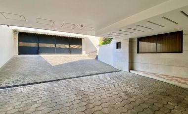 Lujosa residencia amueblada en zona estratégica de Bosques de las Lomas