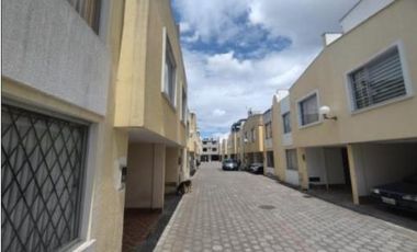 VIVIENDA UNIFAMILIAR DE 3 PISOS, EN VENTA, EN SAN JOSÉ DE MORÁN CALDERÓN-PICHINCHA