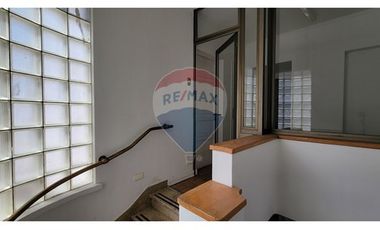 Oportunidad en Providencia: Casa con uso comercial