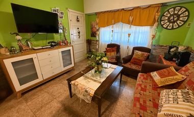 Manuel Castro 1800. Casa en Venta 3 ambientes. Remedios de Escalada.
