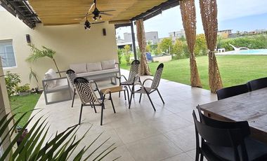 Hermosa casa de 4 ambientes amoblada con acceso propio a la laguna y amenities