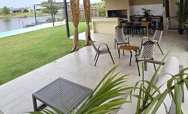 Hermosa casa de 4 ambientes amoblada con acceso propio a la laguna y amenities