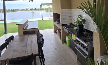 Hermosa casa de 4 ambientes amoblada con acceso propio a la laguna y amenities