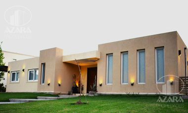 Hermosa casa de 4 ambientes amoblada con acceso propio a la laguna y amenities