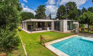 Casa en venta - 4 Dormitorios 4 Baños - Cochera - 1.050Mts2 - Pinamar