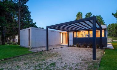Casa en venta - 4 Dormitorios 4 Baños - Cochera - 1.050Mts2 - Pinamar
