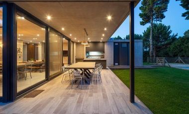Casa en venta - 4 Dormitorios 4 Baños - Cochera - 1.050Mts2 - Pinamar