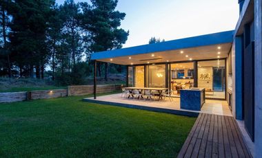 Casa en venta - 4 Dormitorios 4 Baños - Cochera - 1.050Mts2 - Pinamar