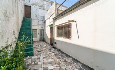 Venta - Casa 3 ambientes con patio + Local al frente - Zona Terminal nueva