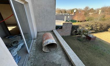 Espectacular casa a terminar en Roldán, 174m2 construidos. Acepta permuta