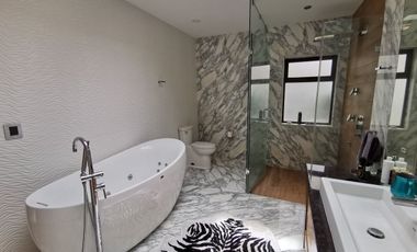 Casa en Venta en Bosques de las Lomas ya Remodelada con Alberca (m2c330)