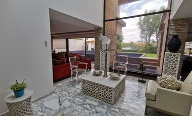 Casa en Venta en Bosques de las Lomas ya Remodelada con Alberca (m2c330)