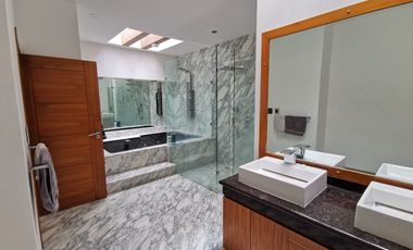 Casa en Venta en Bosques de las Lomas ya Remodelada con Alberca (m2c330)