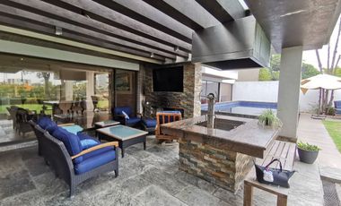 Casa en Venta en Bosques de las Lomas ya Remodelada con Alberca (m2c330)