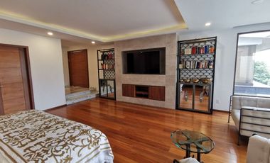 Casa en Venta en Bosques de las Lomas ya Remodelada con Alberca (m2c330)