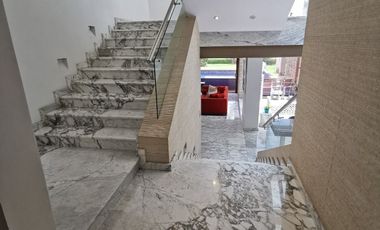 Casa en Venta en Bosques de las Lomas ya Remodelada con Alberca (m2c330)