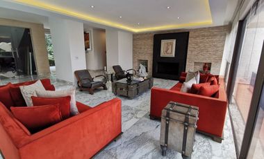 Casa en Venta en Bosques de las Lomas ya Remodelada con Alberca (m2c330)