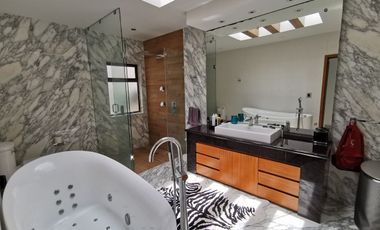 Casa en Venta en Bosques de las Lomas ya Remodelada con Alberca (m2c330)