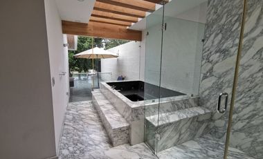 Casa en Venta en Bosques de las Lomas ya Remodelada con Alberca (m2c330)