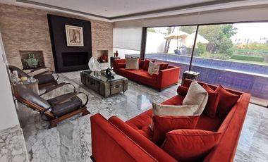 Casa en Venta en Bosques de las Lomas ya Remodelada con Alberca (m2c330)