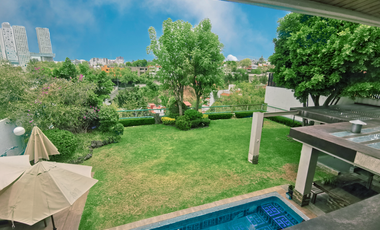 Casa en Venta en Bosques de las Lomas ya Remodelada con Alberca (m2c330)