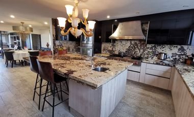 Casa en Venta en Bosques de las Lomas ya Remodelada con Alberca (m2c330)