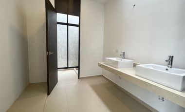 Casa en venta en privada Nadira zona de Conkal