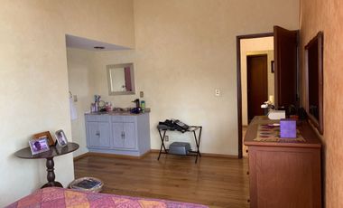 Buena casa en Bosques de las Lomas para actualizar