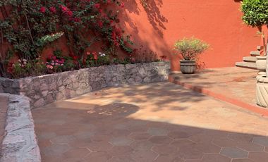 Buena casa en Bosques de las Lomas para actualizar