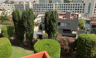 Buena casa en Bosques de las Lomas para actualizar