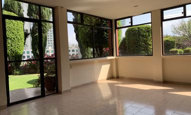 Buena casa en Bosques de las Lomas para actualizar