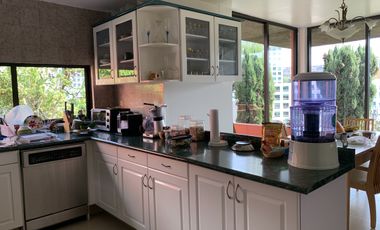 Buena casa en Bosques de las Lomas para actualizar