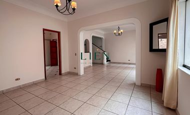 A Pasos del Malecón y Larcomar - Exclusivo Chalet de 3 pisos - C/2 Cocheras