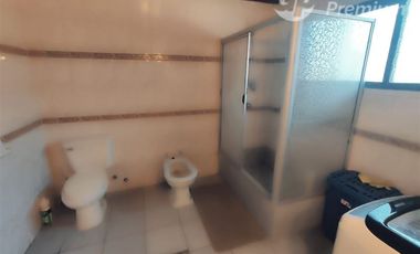 Casa en Venta en Sarento Aldea / Casa en venta 4 Dormitorios 3 Baños Local Comercial. Galpon y 10 Estacionamientos en El Bosque