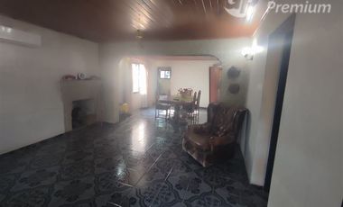 Casa en Venta en Sarento Aldea / Casa en venta 4 Dormitorios 3 Baños Local Comercial. Galpon y 10 Estacionamientos en El Bosque